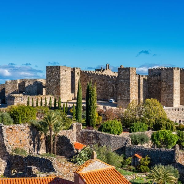 Castillo de Trujillo y murallas en la parte alta del casco histórico