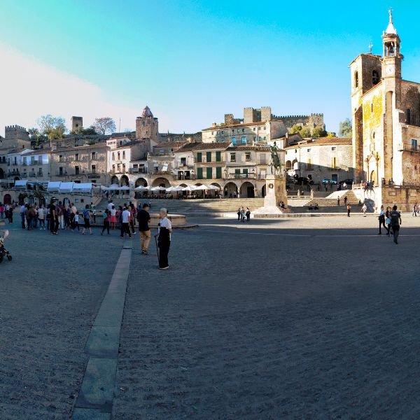 Plaza Mayor de Trujillo con la estatua ecuestre de Francisco Pizarro